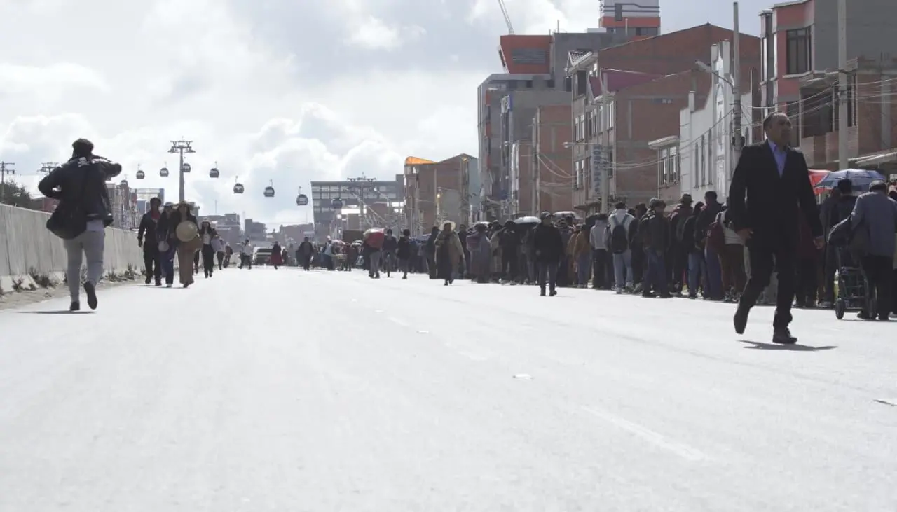 Se registran filas en las estaciones del teleférico ante bloqueos de choferes en La Paz
