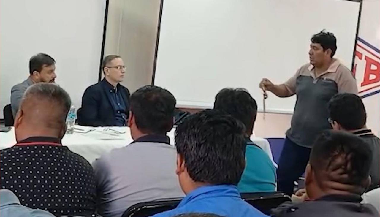 “Ustedes son responsables”: Transportista entrega a ministro Medinaceli las llaves de su vehículo para hacerlo reparar