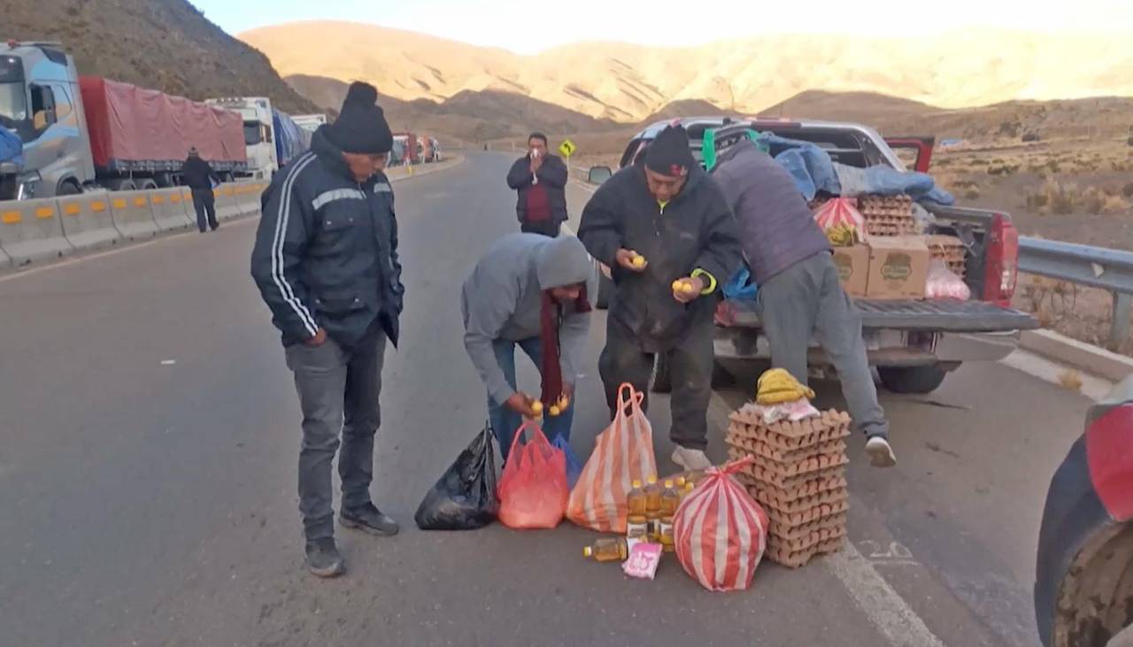 Llevan alimentos y medicamentos a transportistas varados por los bloqueos en la carretera al occidente
