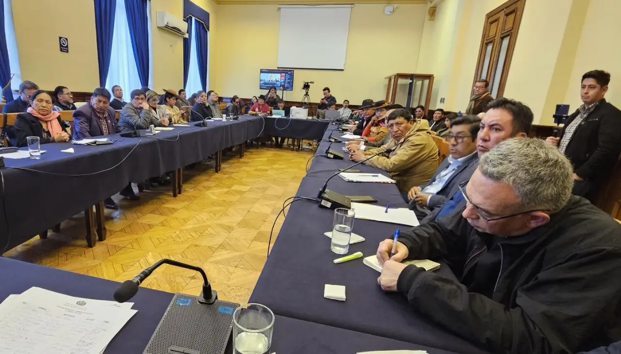 Se prevé que la ‘comisión de diálogo’ se reinstale la tarde de este jueves; esperan a líderes de la COB y el sector campesino