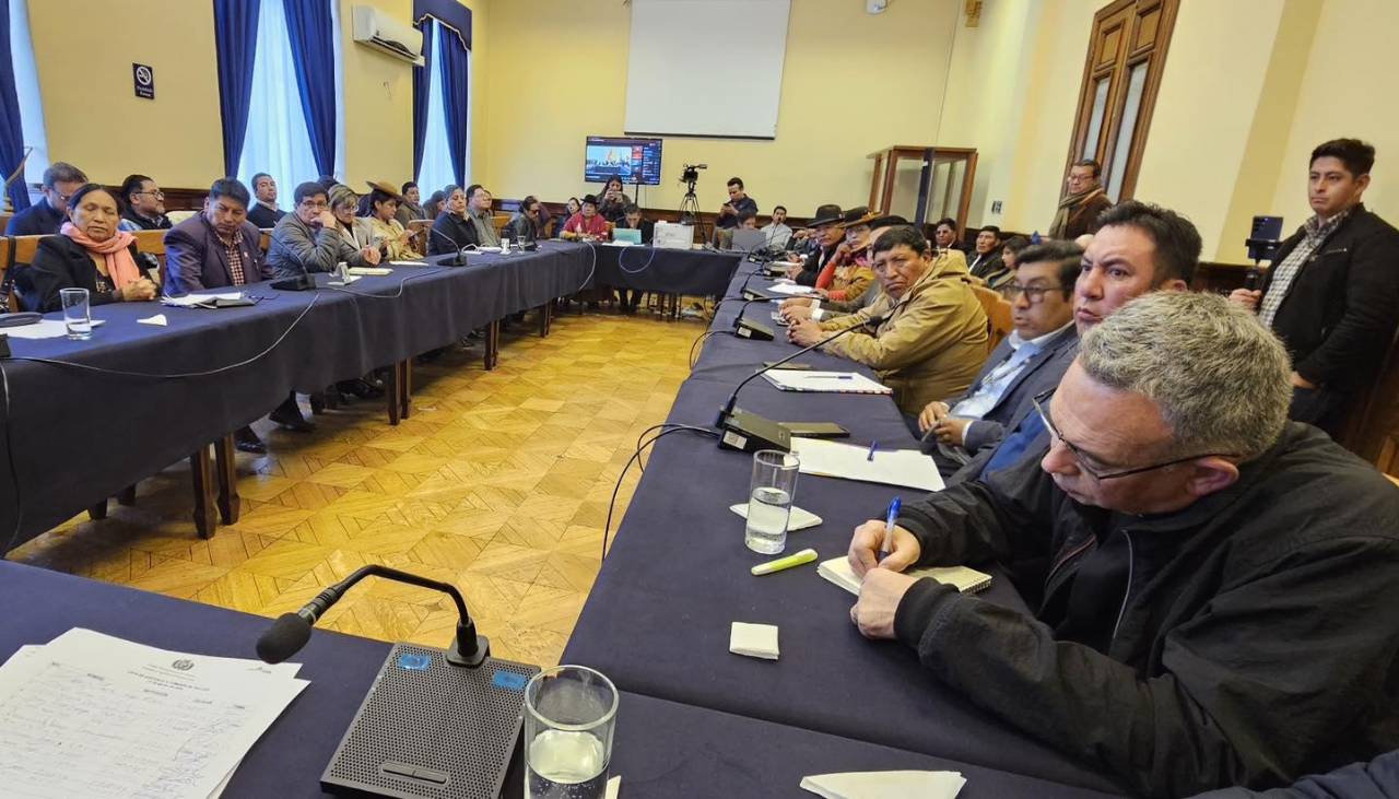 Se prevé que la ‘comisión de diálogo’ se reinstale la tarde de este jueves; esperan a líderes de la COB y el sector campesino