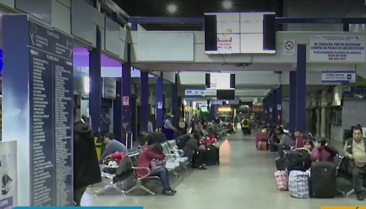 Terminal en Santa Cruz registra gran afluencia de personas que buscan viajar por el feriado largo 