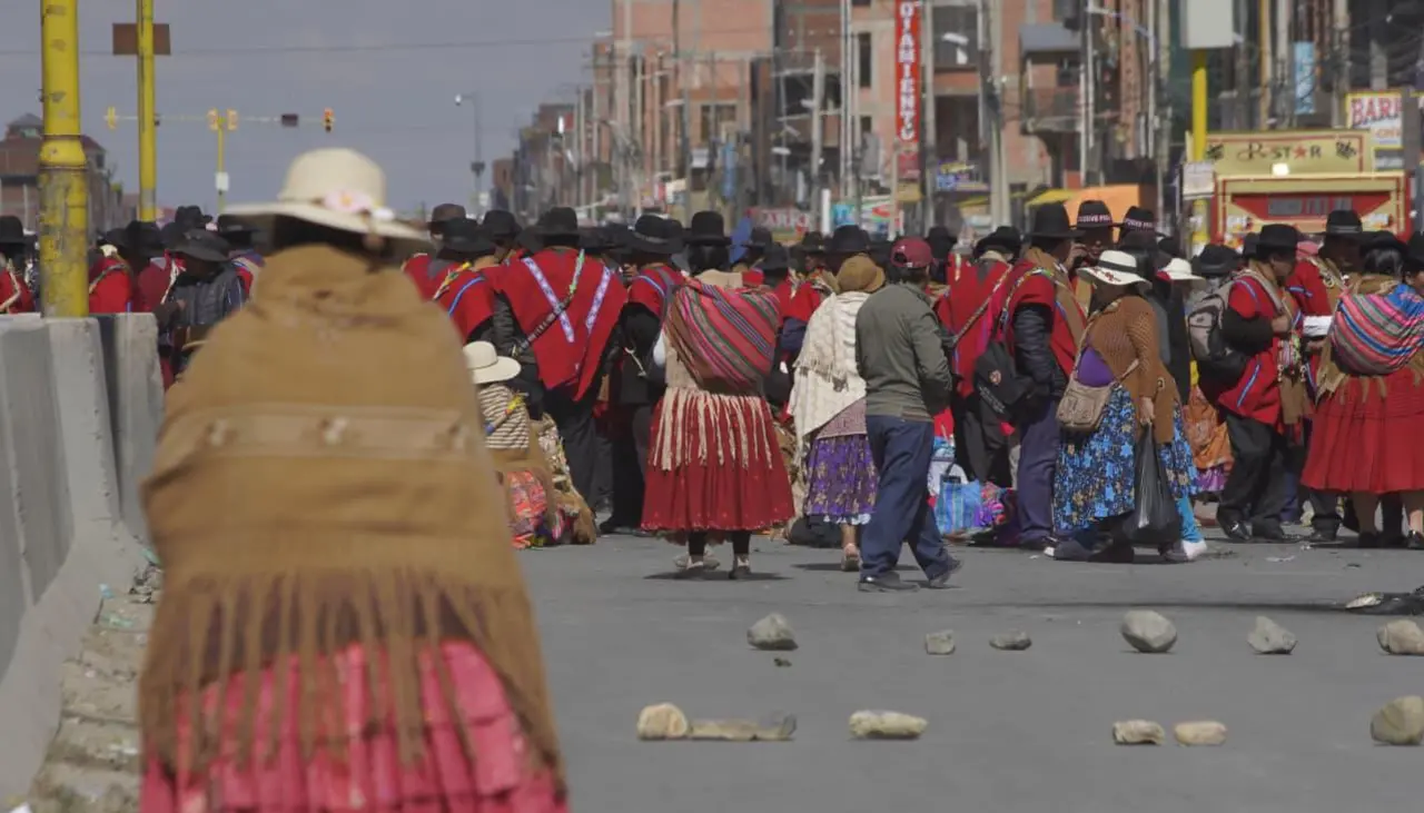 Los bloqueos asfixian a las ciudades de La Paz y El Alto y comienzan a faltar los productos