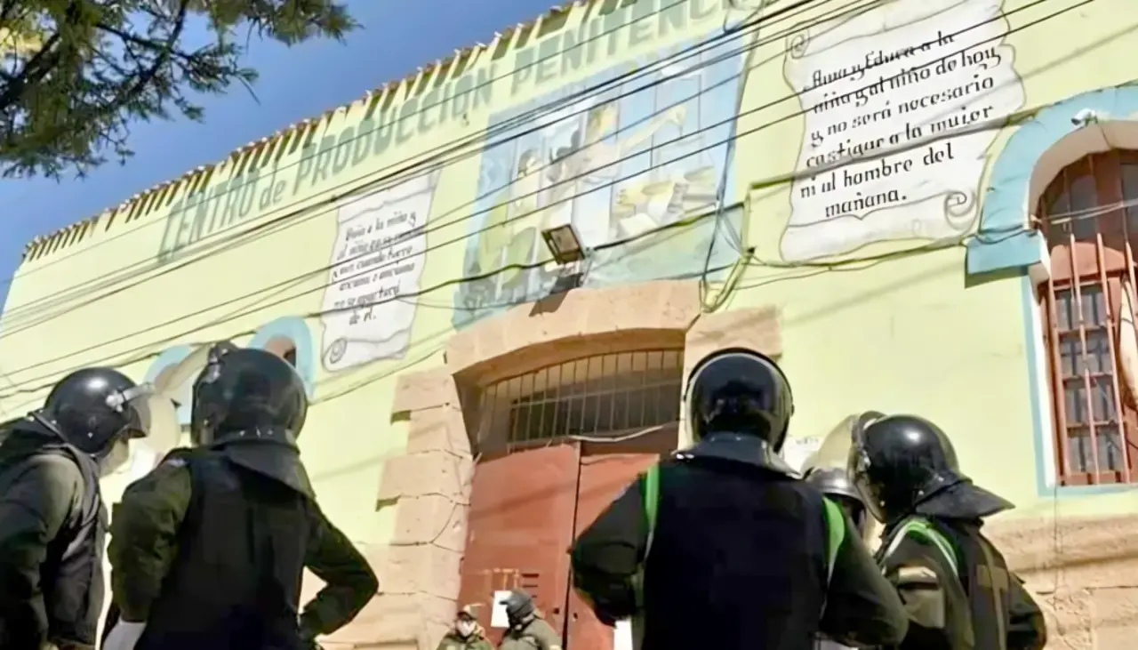 Un policía es acusado de intentar ingresar a la cárcel somníferos y celulares, reporta la Fiscalía 