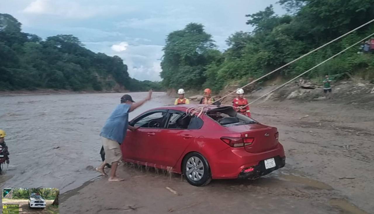 Video del auto arrastrado: El conductor sale ileso en Santa Cruz