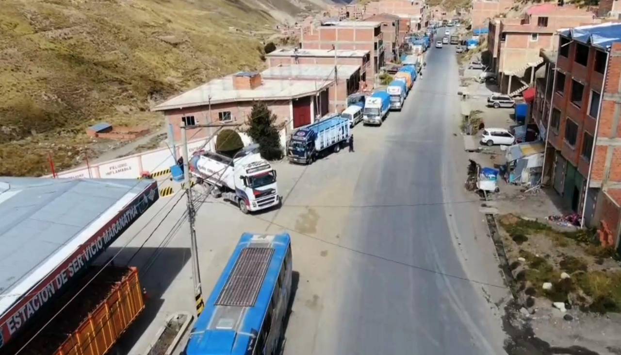 “He tenido que dormir en la fila por diésel”, choferes en Los Yungas pasan la noche buscando combustible 