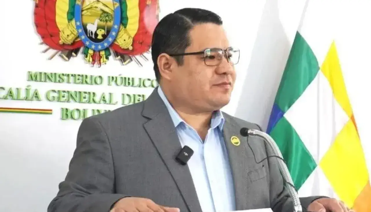 Un policía prestaba su celular al exfiscal Mariaca para realizar llamadas desde la cárcel a distintas partes del país