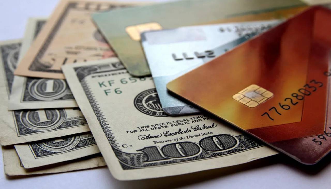 Asoban: Uso de tarjetas depende del flujo de dólares del mercado internacional y no del BCB