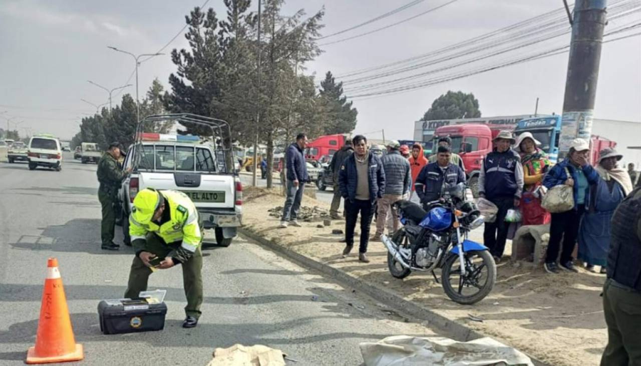 Fatal accidente: Una niña de cuatro años muere atropellada por un tráiler tras caer de una moto