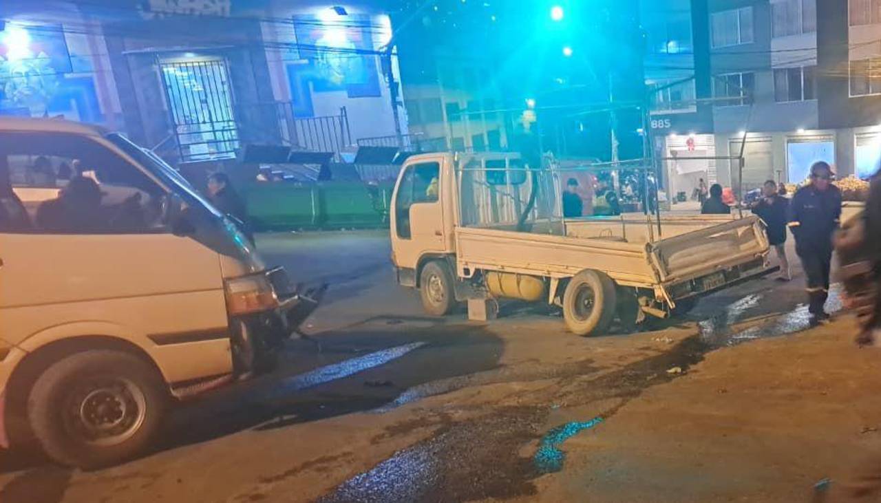 La Paz: Una joven fallece tras el choque de un minibús “sin frenos” con otro vehículo; dos comerciantes quedaron heridas