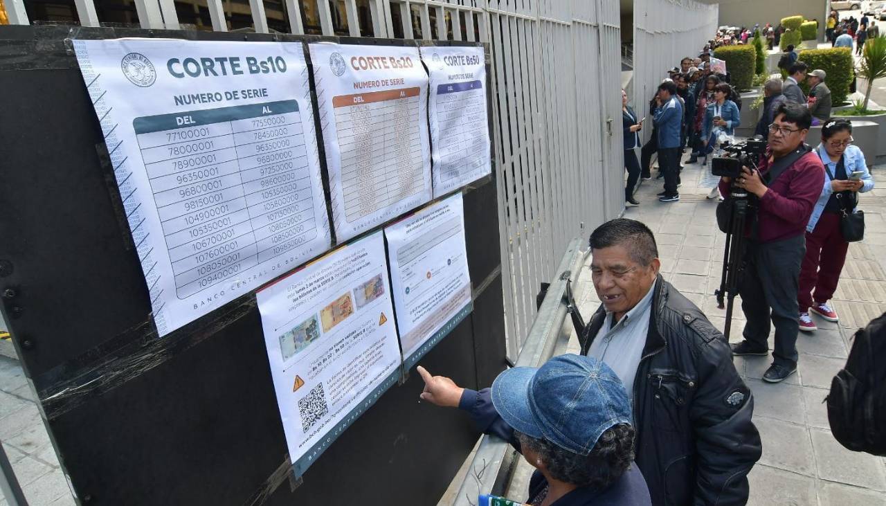 Molestia en puertas del Banco Central: la población busca cambiar los billetes de la serie B