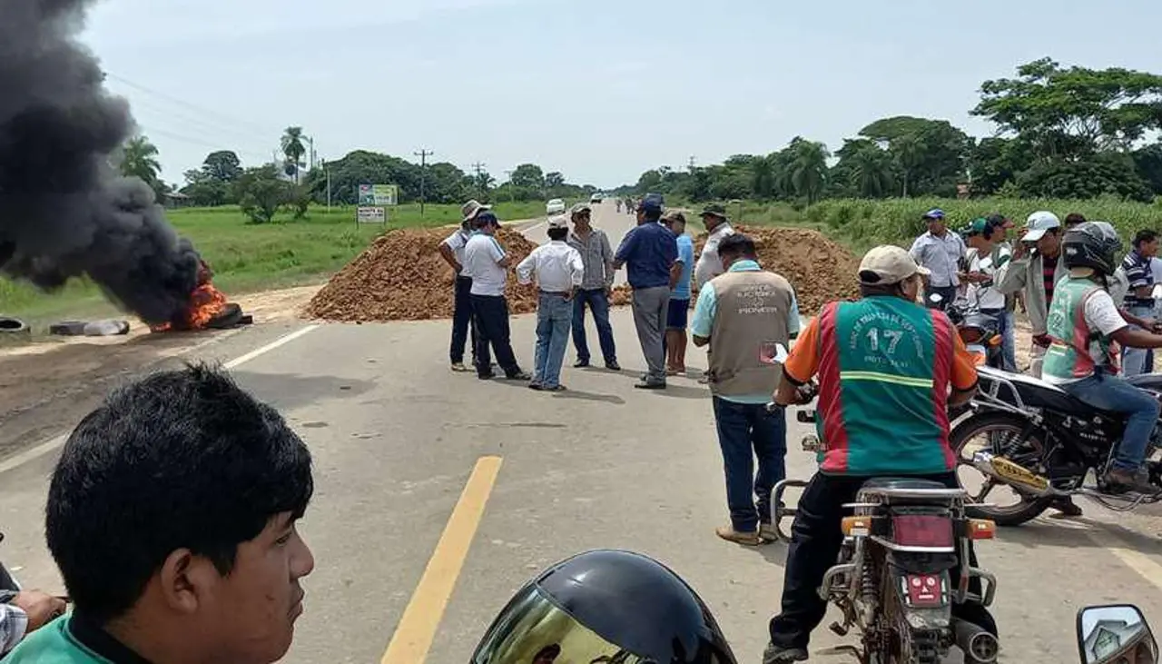 Transportistas alistan bloqueo indefinido por el mal estado de las carreteras en Santa Cruz 