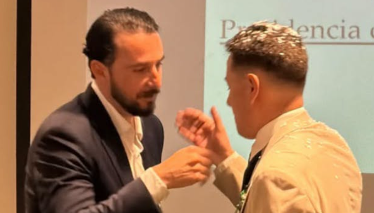 Edmand Lara entrega reconocimiento a Juan Pablo Velasco: “Valoro su valentía”