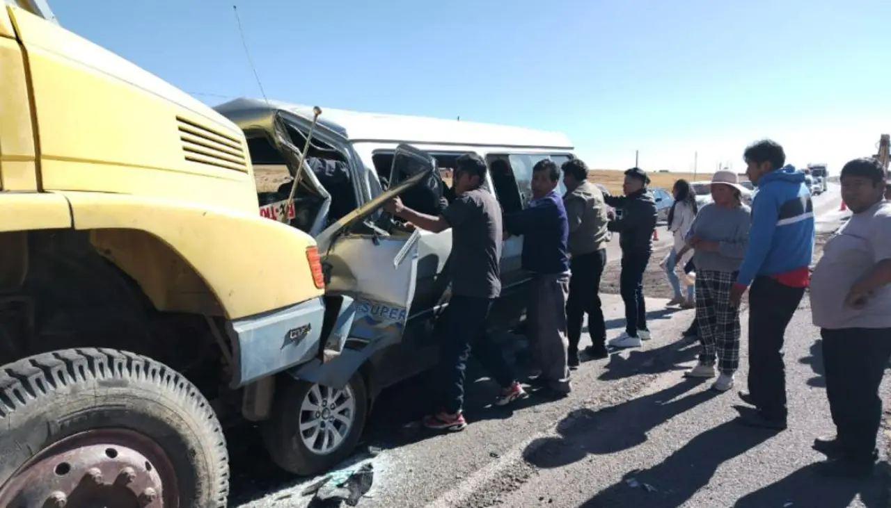 La Paz: Minibús atropella y mata a un obrero vial, luego choca contra una volqueta y deja 12 heridos, reporta la Policía 