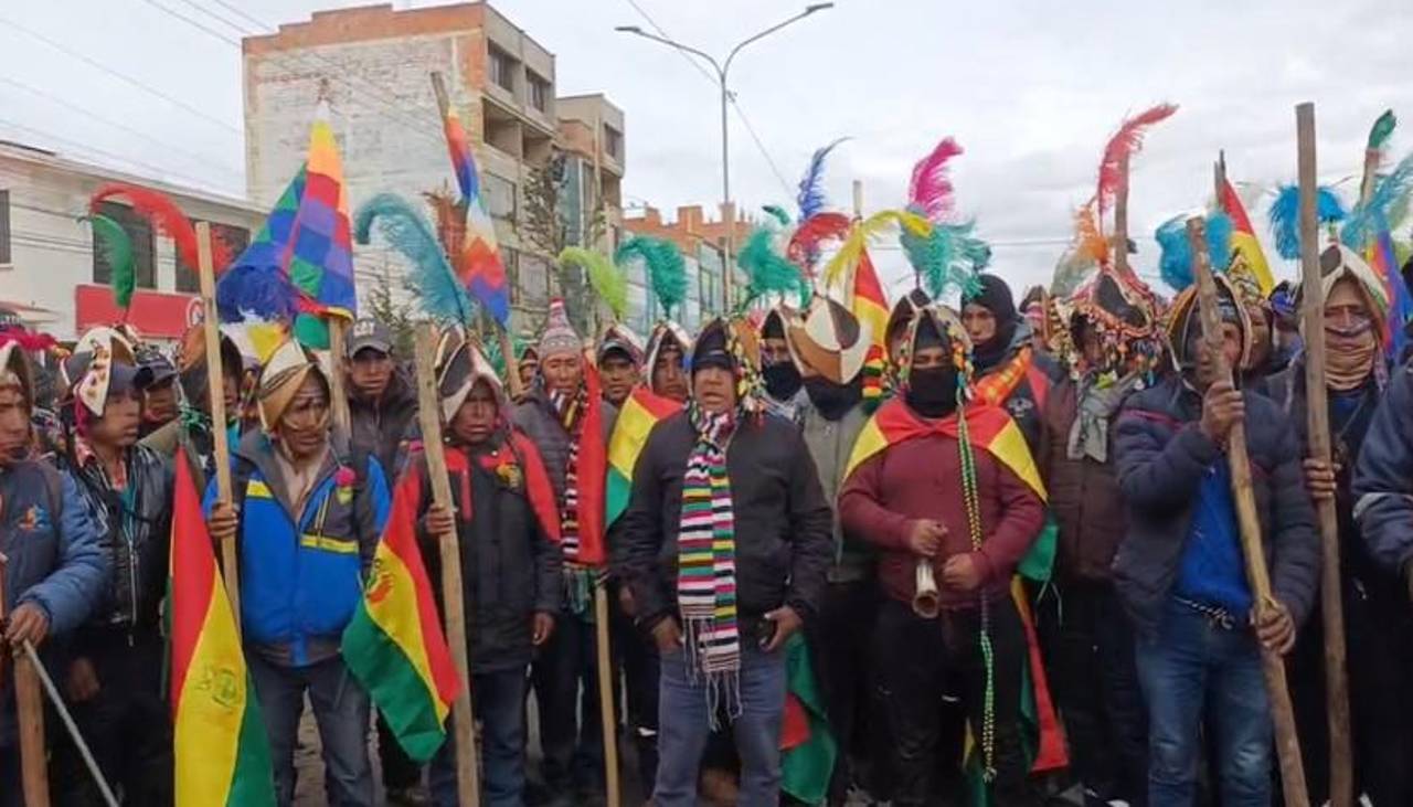 Marchistas de Potosí y Cochabamba llegan a La Paz con palos y dicen que buscan la renuncia del presidente