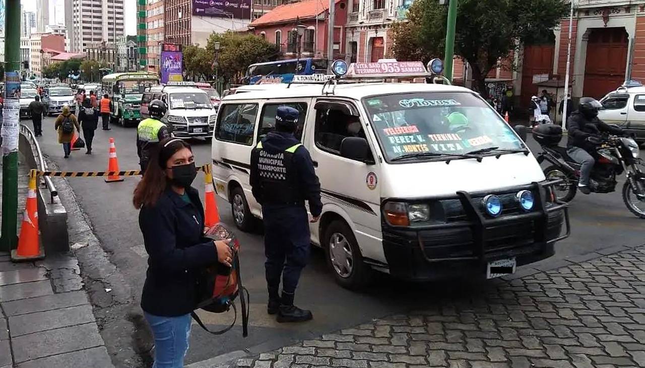 Alcaldía mantiene vigente la tarifa de Bs 2,40 en La Paz hasta concluir el análisis de la ley aprobada por el Concejo