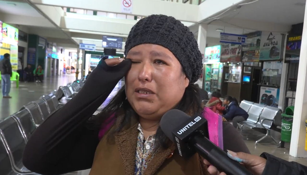 “Mi mamá está enferma”: entre lágrimas, una mujer señala que desde el jueves busca llegar a La Paz