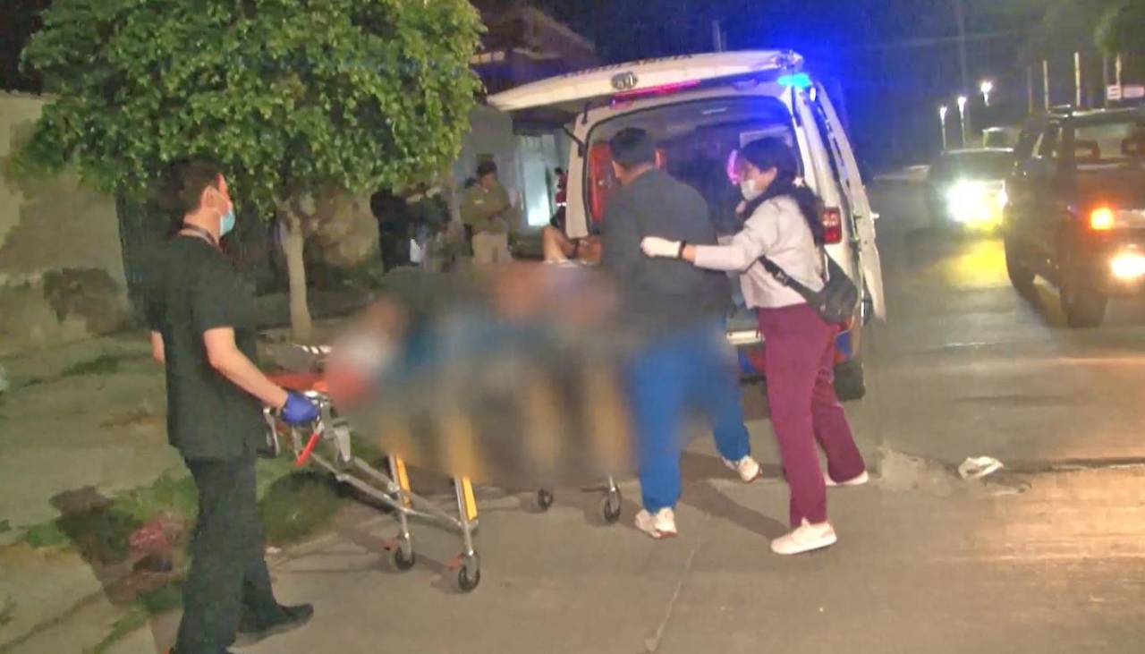 Hallan a un hombre apuñalado en plena vía pública y se presume que fue atracado