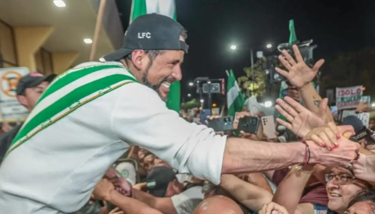 Hay expectativa en la plaza 24 de Septiembre por el arribo de Luis Fernando Camacho