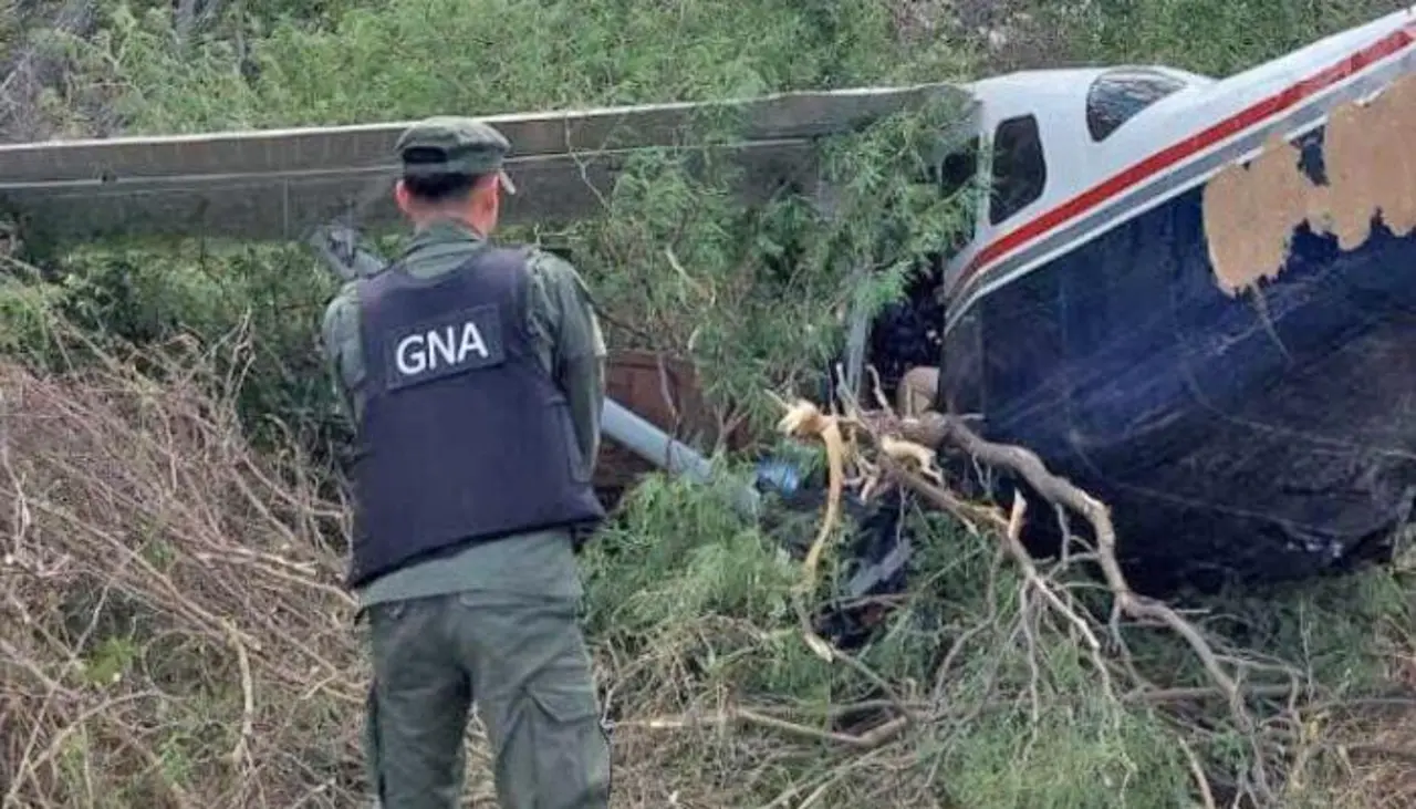 Avioneta con matrícula boliviana cae en Argentina con 130 kilos de droga