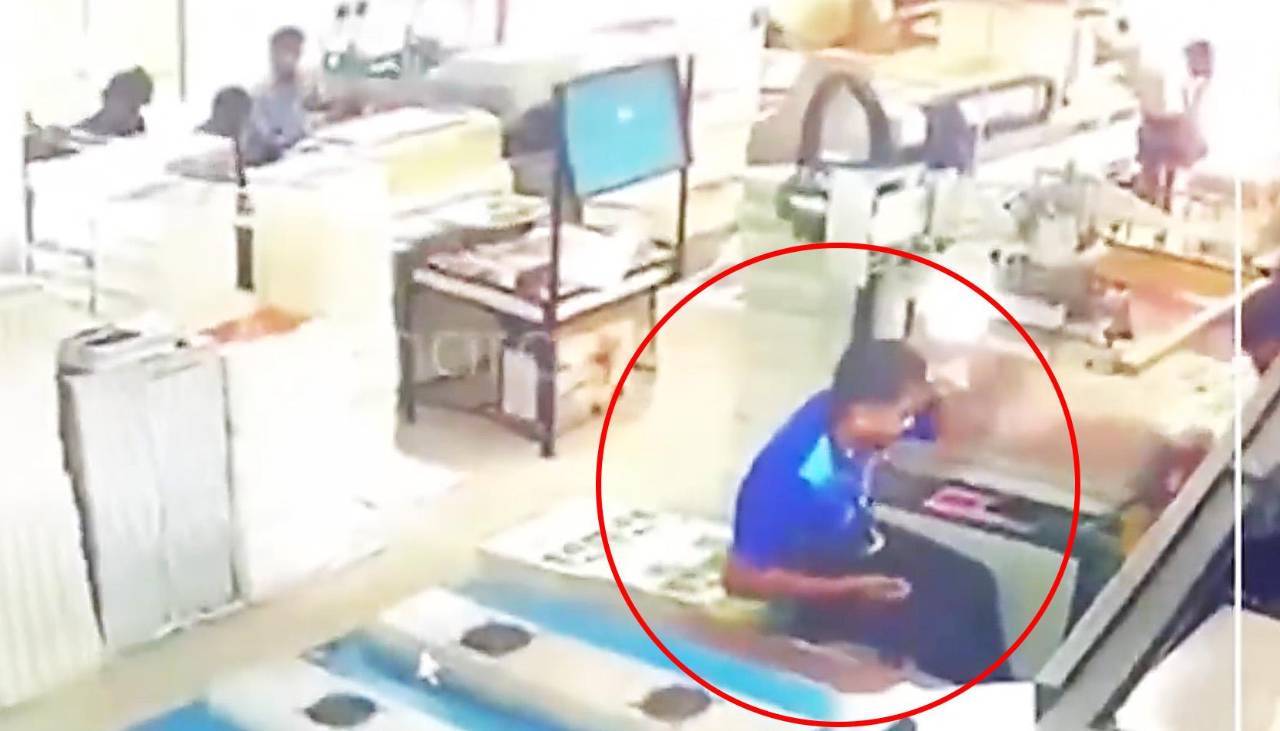 Imágenes fuertes: Joven muere tras quedar con la cabeza enganchada en una imprenta