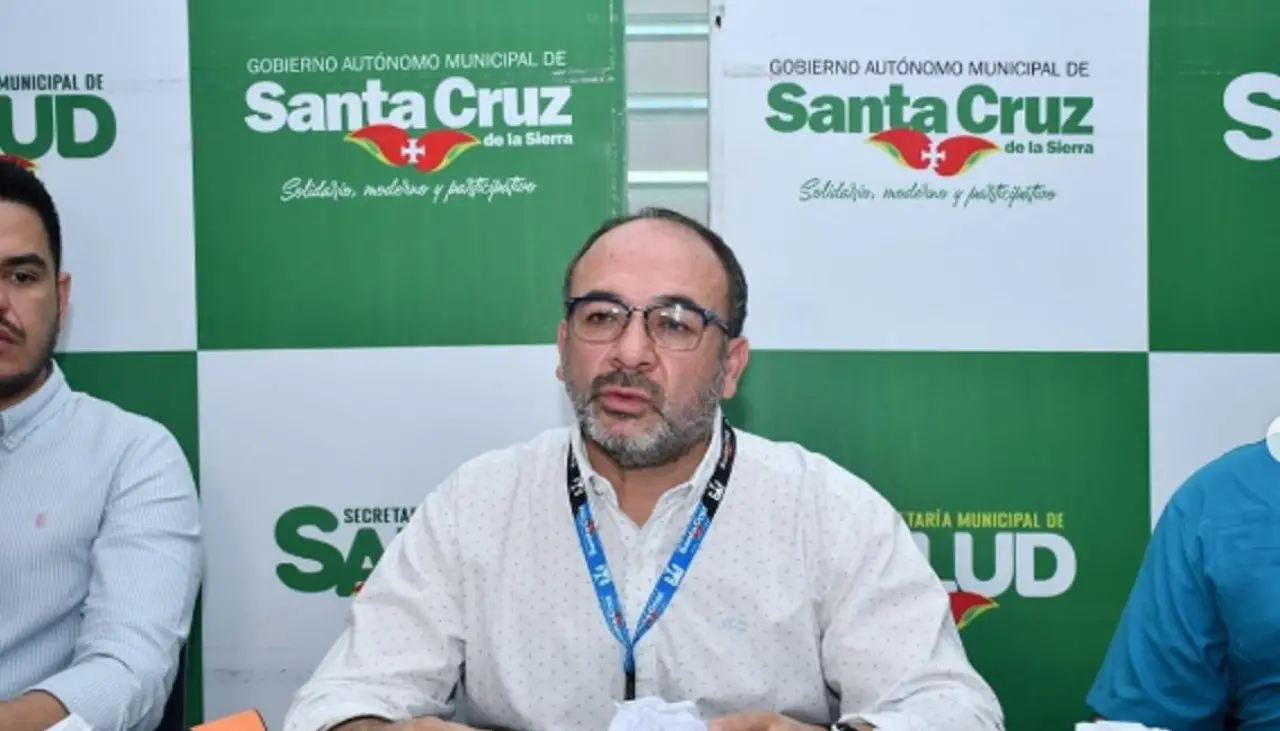 Secretario de Salud de la capital cruceña dice que no se debe sueldos a los trabajadores, que advierten con un paro