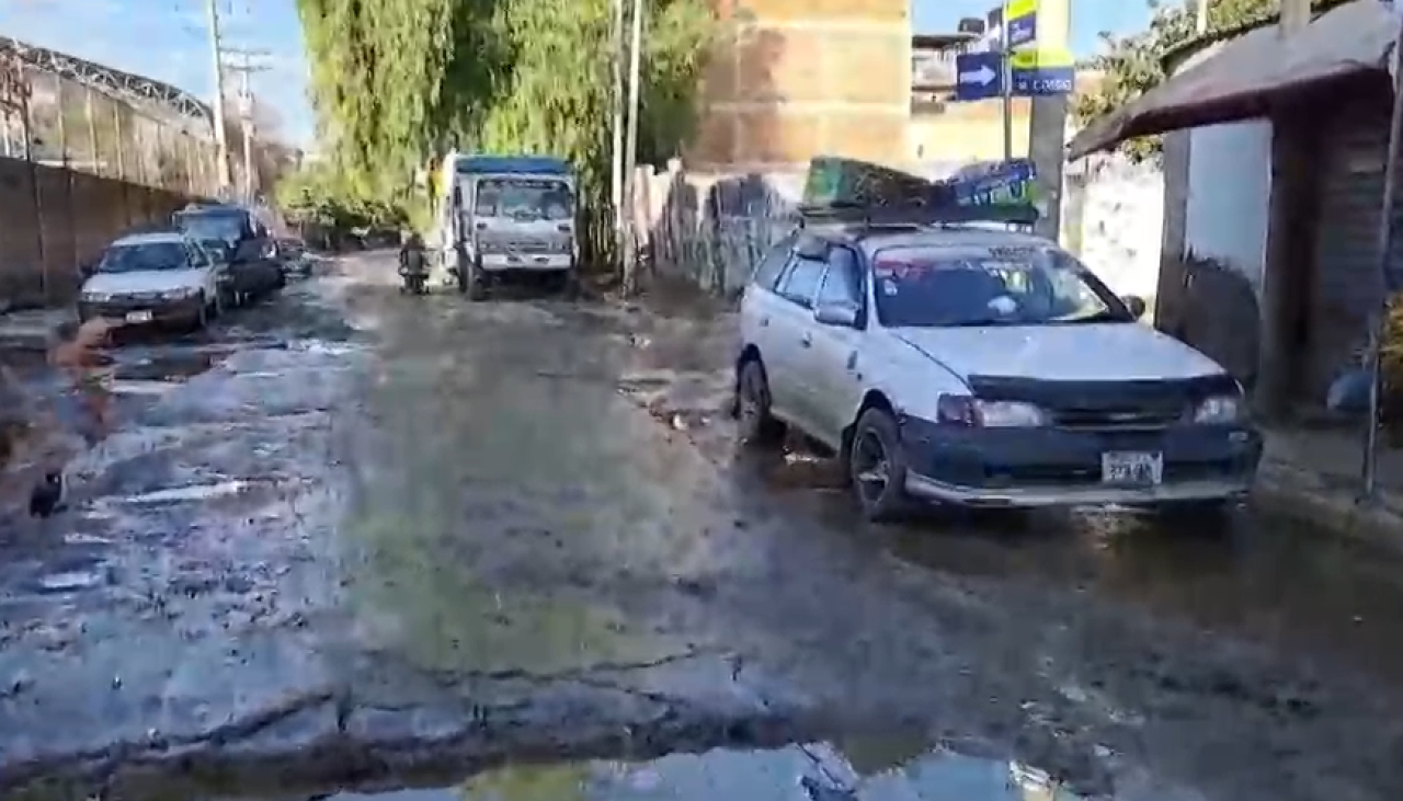 Baches enormes en avenida principal afectan al transporte urbano en Cochabamba