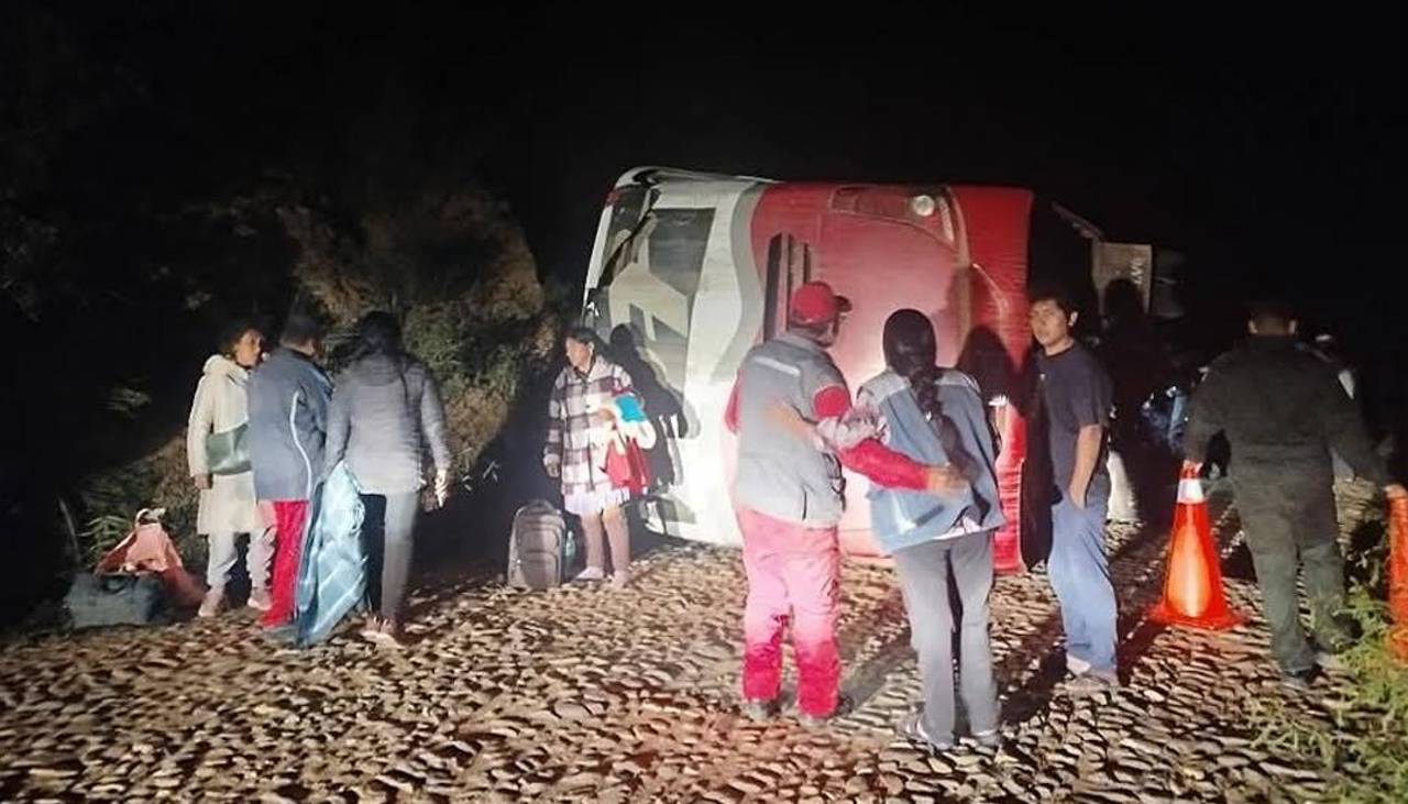 Chuquisaca: Bus vuelca en ruta a Sucre dejando 22 pasajeros heridos