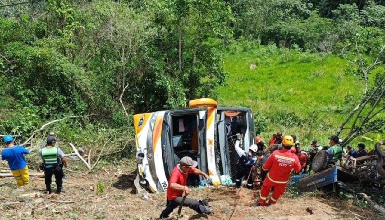 Suman 11 fallecidos en accidente de bus en el que estudiantes realizaban su viaje de fin de curso al norte de Perú