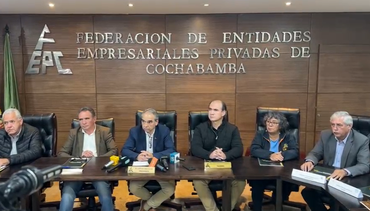 Empresarios de Cochabamba convocan a cumbre para buscar una solución a la falta de combustible