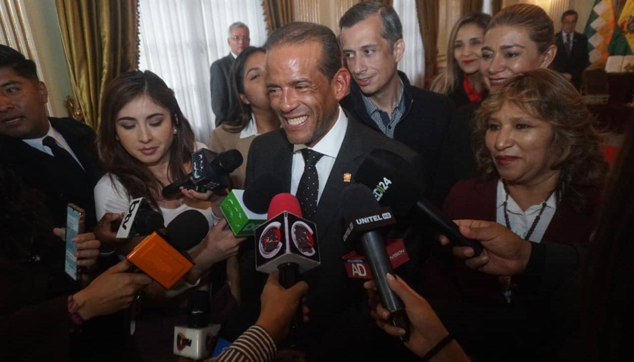 Tras jurar como embajador, Camacho pone en agenda la integración comercial y la lucha antidrogas