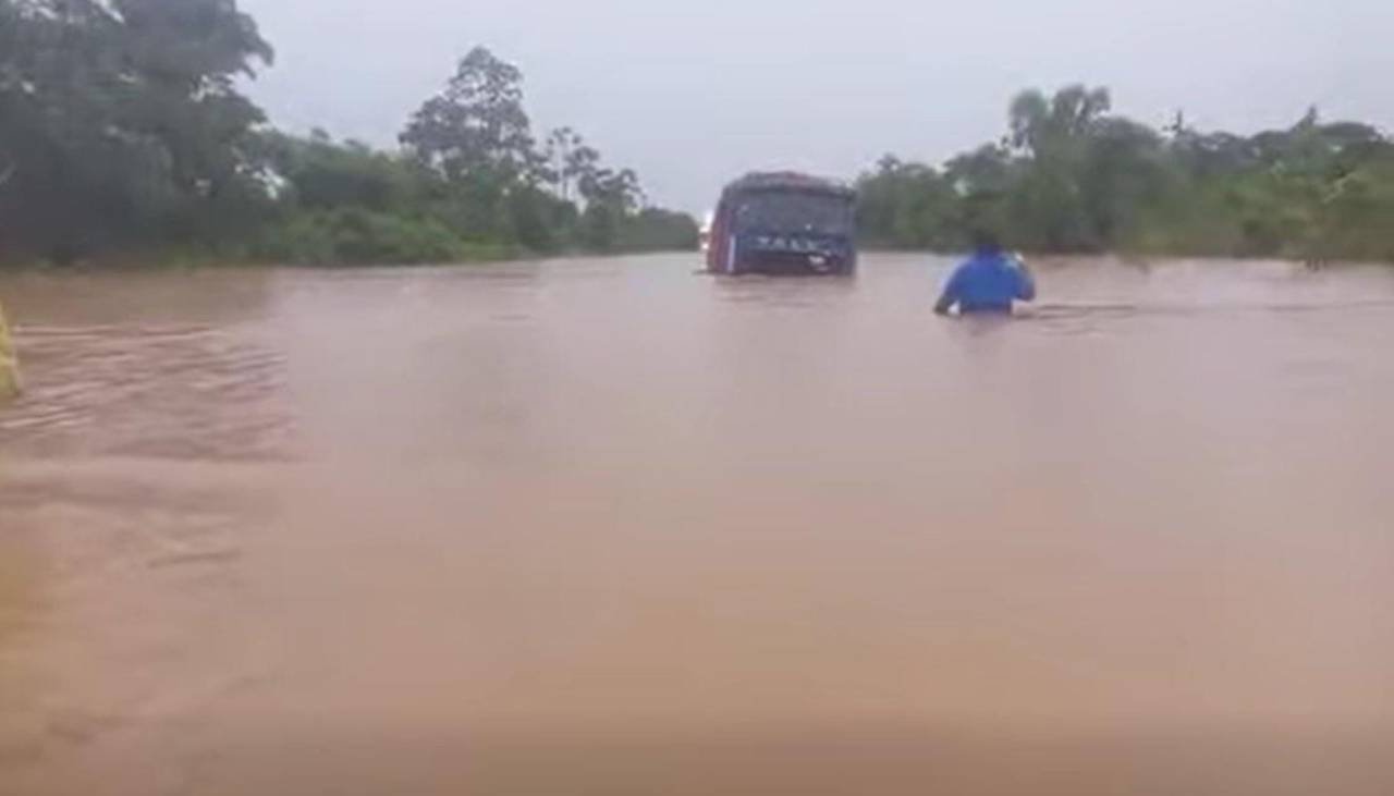 Inundación en Yapacaní cubre la carretera Faja Norte y deja camiones varados
