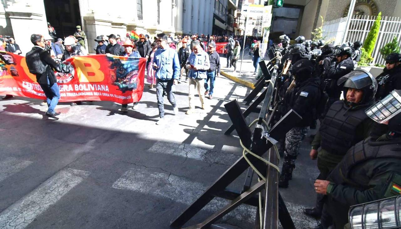 Las marchas de maestros, mineros y la COB colapsan el centro de La Paz y cercan la plaza Murillo 
