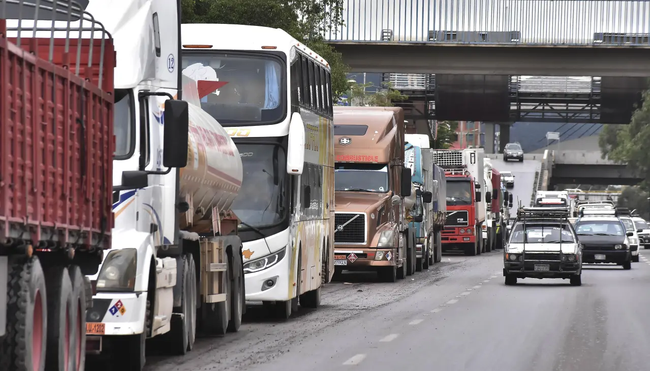 “Nos han mentido a todos”: Transporte pesado amenaza con no pagar peajes ante la falta de combustible 