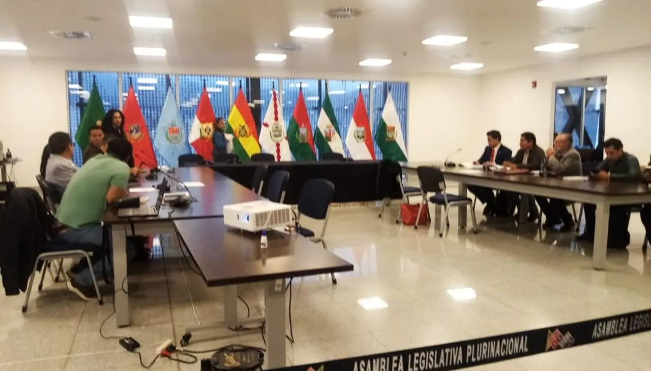 Dos subcomisiones revisan los requisitos de los 440 postulantes a vocales del TSE a contrarreloj 