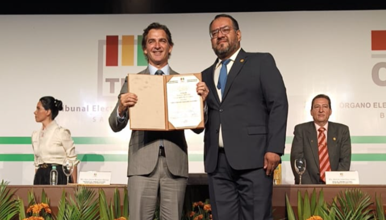 Saavedra recibe credenciales como alcalde electo y anuncia reducción de secretarías: “Se acaba el gasto innecesario”