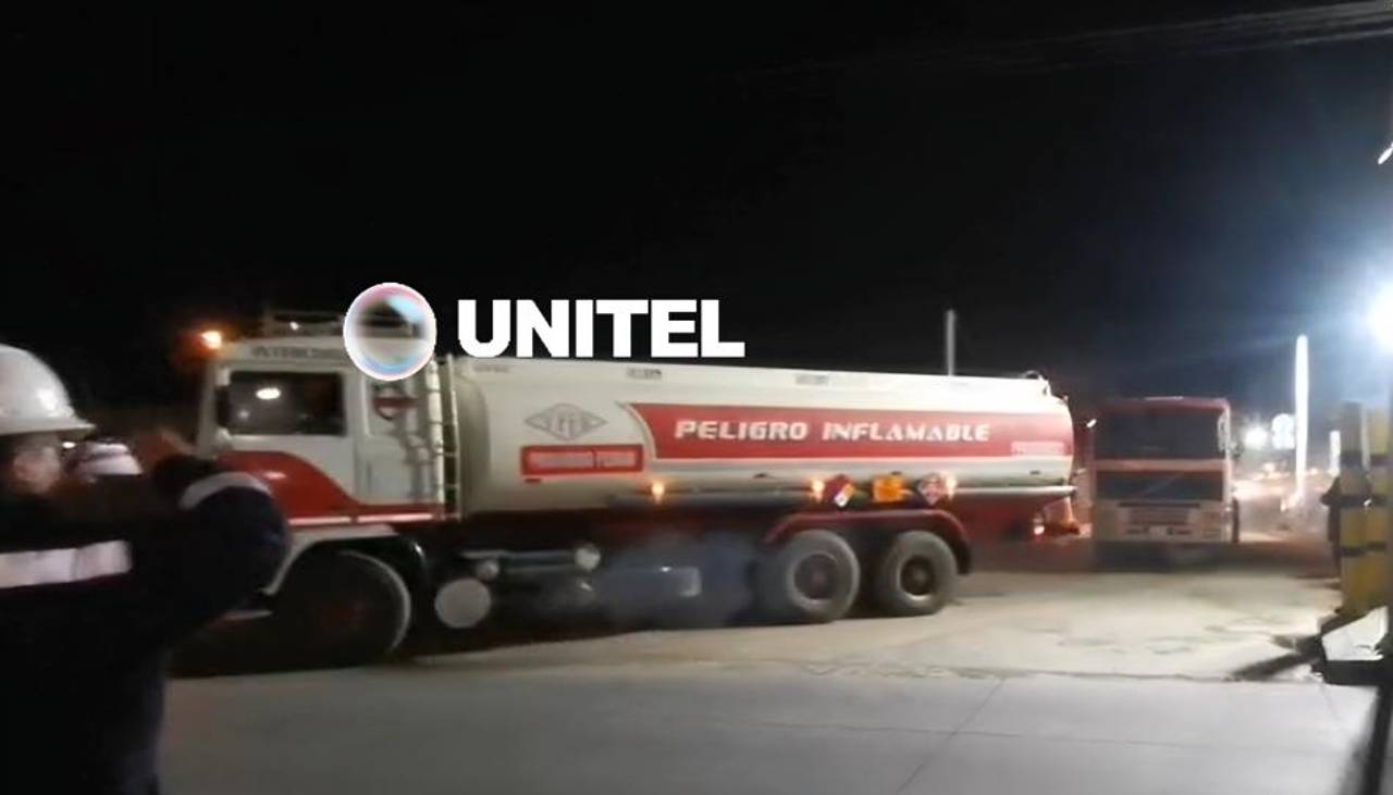 Cisternas con combustible salen de Senkata rumbo a surtidores de La Paz y El Alto