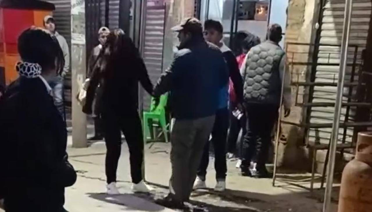 Un hombre encontró a su hija universita ebria en El Alto y su reacción se viralizó en redes sociales