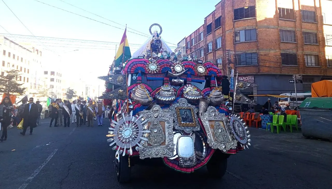 Más de 20.000 danzarines de 63 fraternidades folklóricas rinden su homenaje a la Virgen del Carmen en El Alto