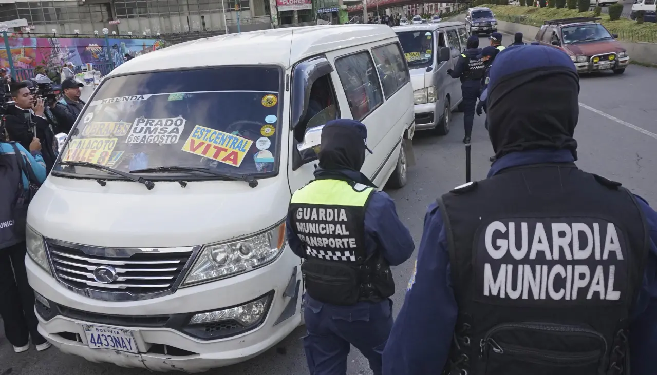 La Paz: Ante paro de choferes por pasajes, la Alcaldía advierte con sanciones y espera diálogo este martes