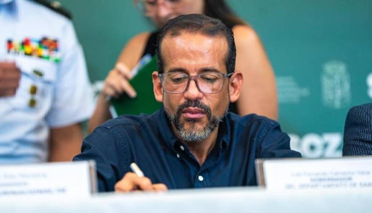 Camacho firma decreto para una “transición ordenada” en la Gobernación cruceña