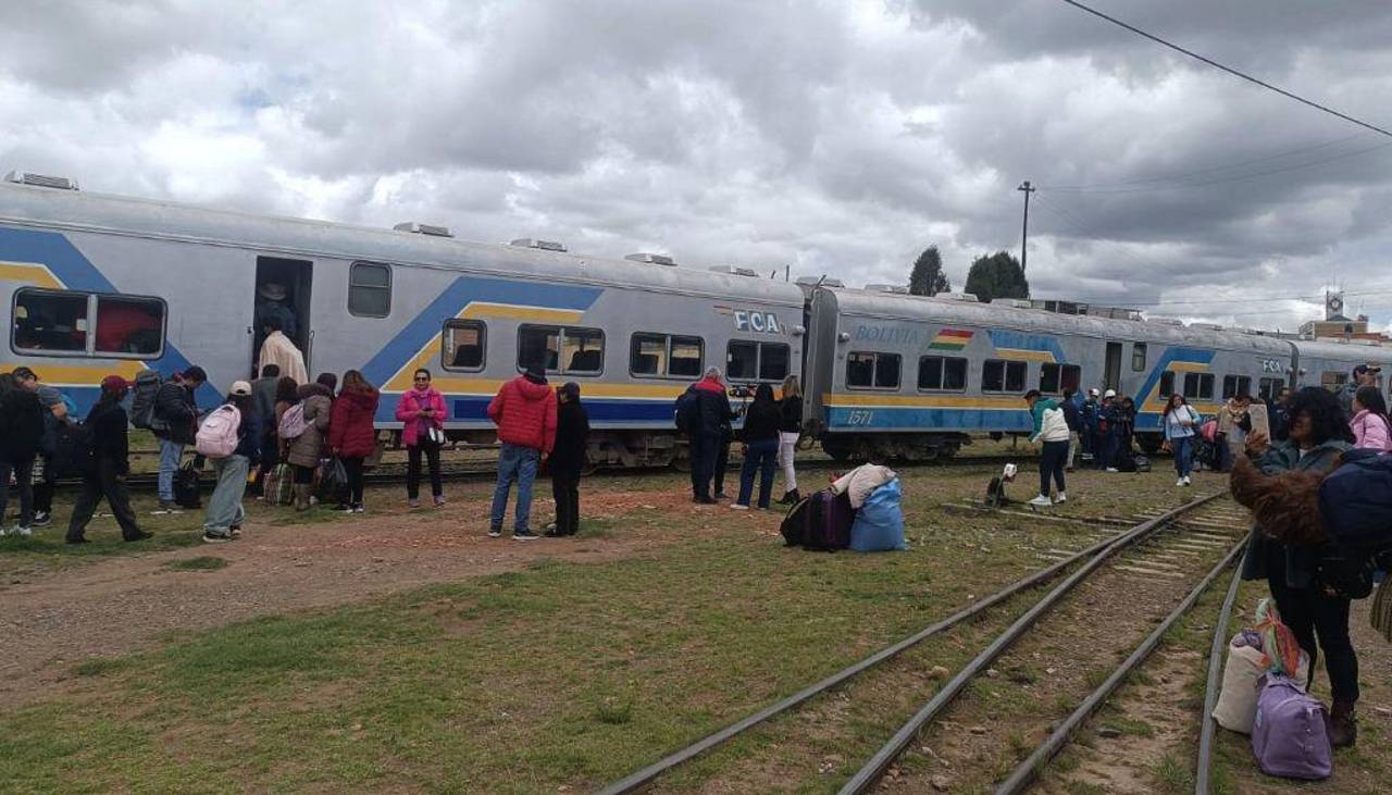 El “Tren Carnavalero” revive la nostalgia de los viajes de La Paz a Oruro y ya se alista la ruta a Uyuni