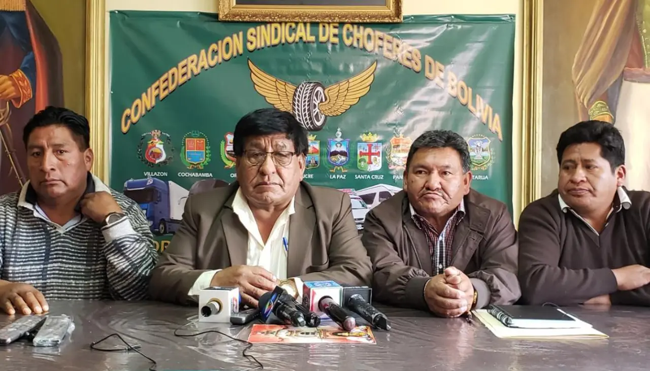 Confederación de choferes de Bolivia convoca a un ampliado nacional para tratar las filas por combustible 