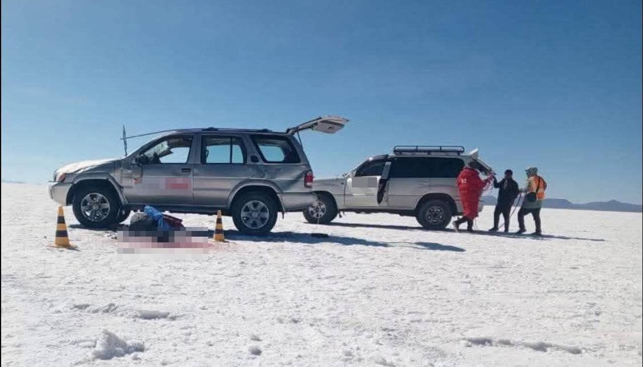 Tragedia en Uyuni: Hombre muere tras volcar su vehículo en el salar cuando practicaba “paracaidismo remolcado”