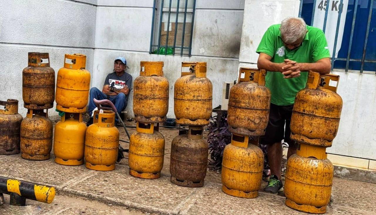 Pasan los días y aún no se normaliza la distribución de garrafas de gas; la ANH apunta a la especulación