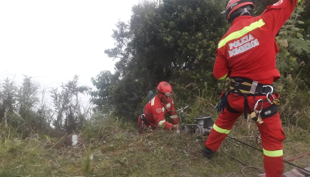 Un muerto y dos heridos tras la caída de una vagoneta en la ruta a los Yungas, reporta la Policía 