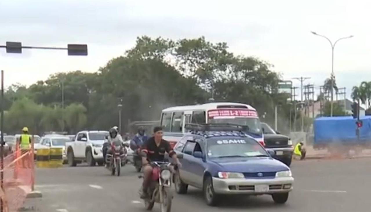 Santa Cruz: Caos vehicular en el cuarto anillo de la Doble Vía La Guardia, donde se construye un viaducto