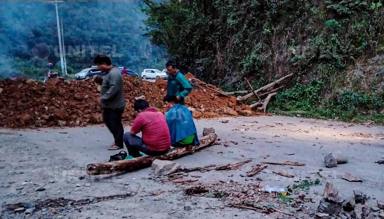 Sectores cierran la ruta a Caranavi y al norte de La Paz por la gasolina, el estado de carreteras y la ley de conversión