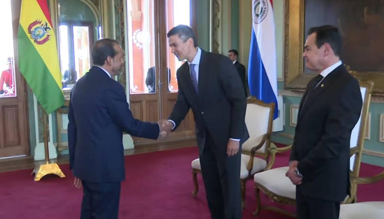Camacho presenta sus credenciales como embajador ante el presidente de Paraguay