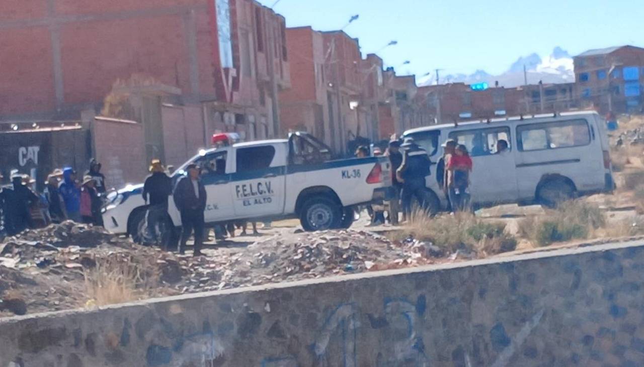 Reportan retención de policías en un punto de bloqueo de El Alto; les quemaron los uniformes